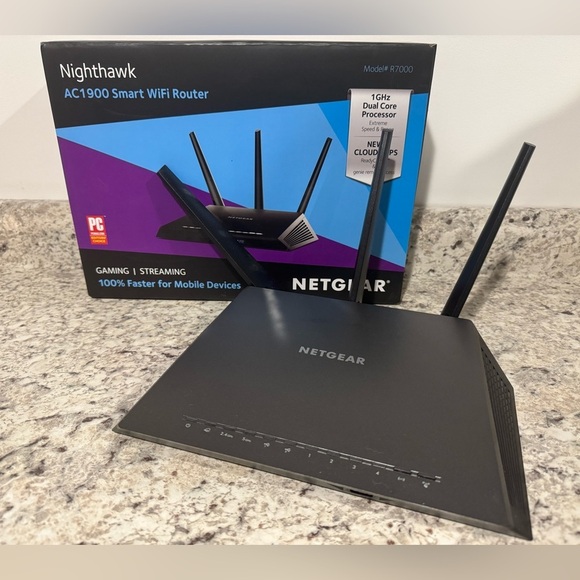Netgear Nighthawk AC1900 smart wifi router R7000 - Picture 2 of 9